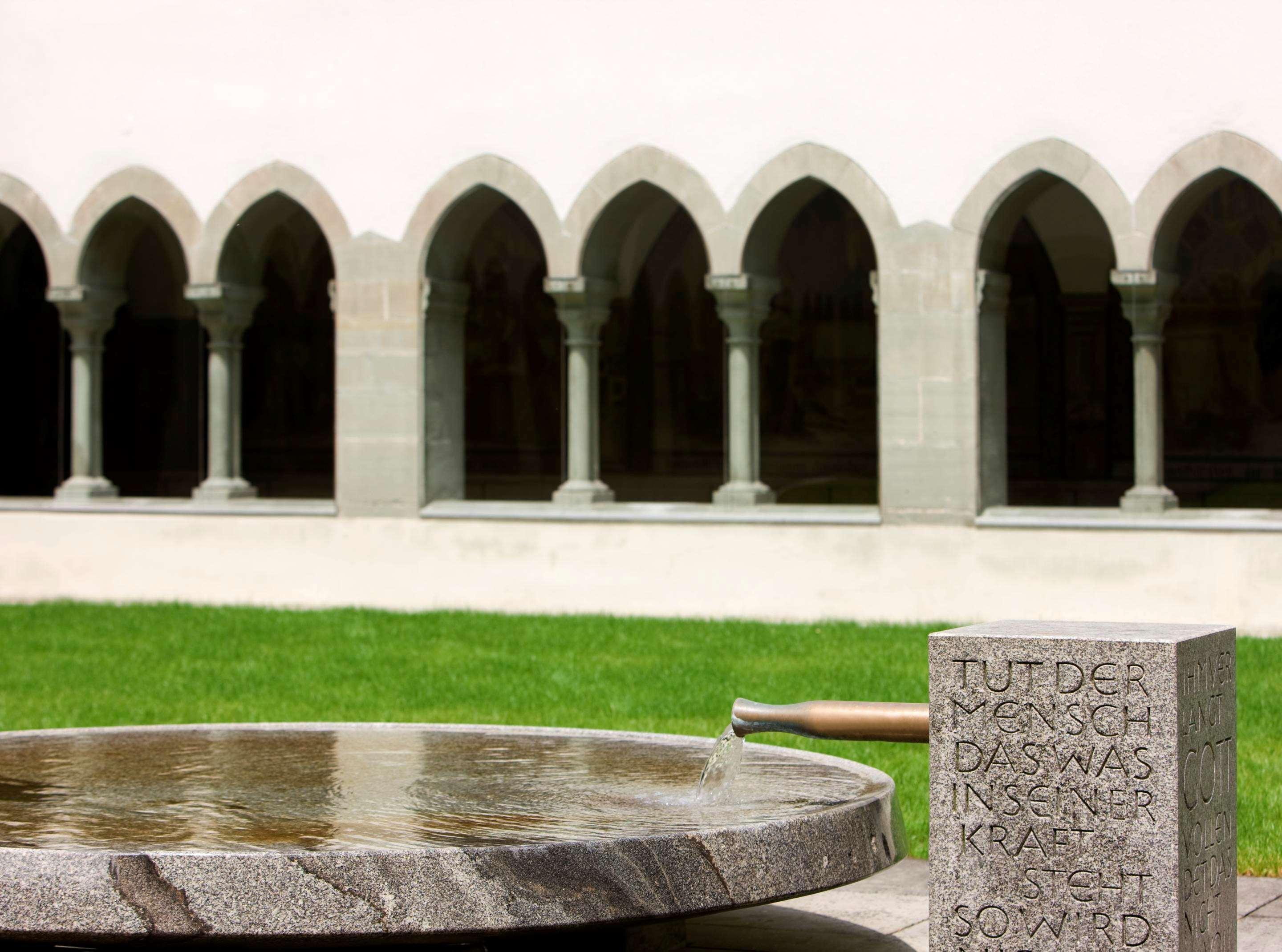 슈타인베르거 인젤호텔 콘스탄츠 외부 사진 Fountain and cloister